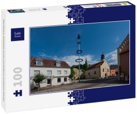 Lais Puzzle - Bad Abbach, Marktplatz, Kirche und Maibaum mit blauem Himmel - 100 Teile