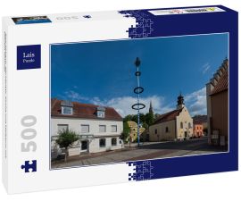 Lais Puzzle - Bad Abbach, Marktplatz, Kirche und Maibaum mit blauem Himmel - 500 Teile