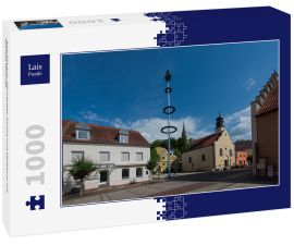 Lais Puzzle - Bad Abbach, Marktplatz, Kirche und Maibaum mit blauem Himmel - 1.000 Teile