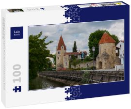 Lais Puzzle - Abensberg in Niederbayern, Maderturm und Stadtmauer, blauer Himmel im Sommer - 100 Teile