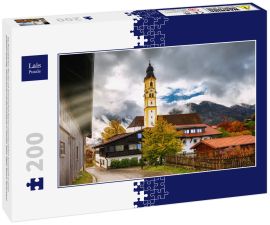 Lais Puzzle - Das Bergstädtchen Pfronten mit dramatischem Himmel und erstaunlichem Sonnenlicht an einem goldenen Herbsttag. Nikolauskirche und alte Holzhäuser in Pfronten, Alpen, Allgäu, Bayern, Deutschland - 200 Teile