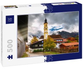 Lais Puzzle - Das Bergstädtchen Pfronten mit dramatischem Himmel und erstaunlichem Sonnenlicht an einem goldenen Herbsttag. Nikolauskirche und alte Holzhäuser in Pfronten, Alpen, Allgäu, Bayern, Deutschland - 500 Teile
