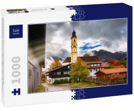 Lais Puzzle - Das Bergstädtchen Pfronten mit dramatischem Himmel und erstaunlichem Sonnenlicht an einem goldenen Herbsttag. Nikolauskirche und alte Holzhäuser in Pfronten, Alpen, Allgäu, Bayern, Deutschland - 1.000 Teile