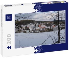Lais Puzzle - Blick auf die Kleinstadt Etzelwang in Bayern mit schneebedeckten Dächern und Kirche im Winter - 200 Teile