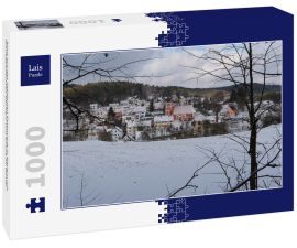Lais Puzzle - Blick auf das Städtchen Etzelwang in Bayern mit schneebedeckten Dächern und Kirche im Winter - 1.000 Teile