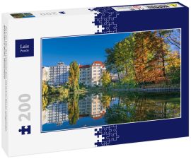 Lais Puzzle - Park am Ufer des Lietzener Sees mit sich im Wasser spiegelnden Gebäuden in Berlin, Deutschland - 200 Teile