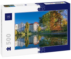 Lais Puzzle - Park am Ufer des Lietzener Sees mit sich im Wasser spiegelnden Gebäuden in Berlin, Deutschland - 500 Teile