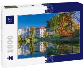 Lais Puzzle - Park am Ufer des Lietzener Sees mit sich im Wasser spiegelnden Gebäuden in Berlin, Deutschland - 1.000 Teile