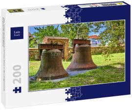 Lais Puzzle - Alte, rostige Kirchenglocke auf einer Wiese in der Landgemeinde Rangsdorf in Deutschland. - 200 Teile