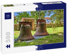 Lais Puzzle - Alte, rostige Kirchenglocke auf einer Wiese in der Landgemeinde Rangsdorf in Deutschland. - 500 Teile