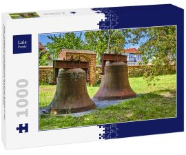 Lais Puzzle - Alte, rostige Kirchenglocke auf einer Wiese in der Landgemeinde Rangsdorf in Deutschland. - 1.000 Teile