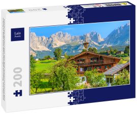 Lais Puzzle - Typische Holz-Alpenhaus gegen Alpen Berge Hintergrund auf grüne Wiese in Going am Wilden Kaiser Dorf auf sonnigen Sommertag, Tirol, Österreich - 200 Teile
