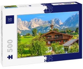Lais Puzzle - Typische Holz-Alpenhaus gegen Alpen Berge Hintergrund auf grüne Wiese in Going am Wilden Kaiser Dorf auf sonnigen Sommertag, Tirol, Österreich - 500 Teile