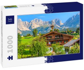 Lais Puzzle - Typische Holz-Alpenhaus gegen Alpen Berge Hintergrund auf grüne Wiese in Going am Wilden Kaiser Dorf auf sonnigen Sommertag, Tirol, Österreich - 1.000 Teile