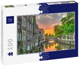 Lais Puzzle - Feuriger Sonnenuntergang reflektiert in einem Kanal gesäumt von Häusern im mittelalterlichen Stadtzentrum von Dordrecht, Niederlande - 100 Teile