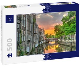 Lais Puzzle - Feuriger Sonnenuntergang reflektiert in einem Kanal gesäumt von Häusern im mittelalterlichen Stadtzentrum von Dordrecht, Niederlande - 500 Teile