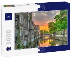 Lais Puzzle - Feuriger Sonnenuntergang reflektiert in einem Kanal gesäumt von Häusern im mittelalterlichen Stadtzentrum von Dordrecht, Niederlande - 1.000 Teile