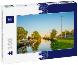 Lais Puzzle - An einem heißen Maiabend stehen wir auf der Inselbrücke ('Eilandbrug') und blicken über den Kanal auf den Hauptbahnhof der niederländischen Stadt Almelo - 100 Teile