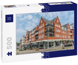 Lais Puzzle - Groesbeek, Die Niederlande - Menschen genießen ein Getränk und Essen vor einem modernen Gebäude mit Restaurant und Geschäften - 500 Teile