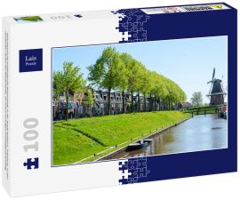 Lais Puzzle - Eine klassische holländische Windmühle in der Stadt Dokkum, Friesland, in den nördlichen Teilen der Niederlande, an einem sonnigen Frühlingsnachmittag - 100 Teile