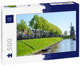 Lais Puzzle - Eine klassische holländische Windmühle in der Stadt Dokkum, Friesland, in den nördlichen Teilen der Niederlande, an einem sonnigen Frühlingsnachmittag - 500 Teile