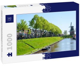 Lais Puzzle - Eine klassische holländische Windmühle in der Stadt Dokkum, Friesland, in den nördlichen Teilen der Niederlande, an einem sonnigen Frühlingsnachmittag - 1.000 Teile