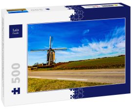 Lais Puzzle - Windmühle neben einer Straße und einem Anbaufeld an einem wunderschönen sonnigen Tag mit blauem Himmel mit reichlich weißen Wolken in einer unregelmäßigen Form in Beek Süd-Limburg in den Niederlanden  - 500 Teile