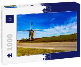Lais Puzzle - Windmühle neben einer Straße und einem Anbaufeld an einem wunderschönen sonnigen Tag mit blauem Himmel mit reichlich weißen Wolken in einer unregelmäßigen Form in Beek Süd-Limburg in den Niederlanden  - 1.000 Teile