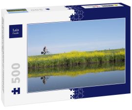 Lais Puzzle - Mann fährt Fahrrad entlang Wasser von Valleikanaal in der Nähe von Leusden in den Niederlanden und passiert gelb blühende Blumen von Raps - 500 Teile