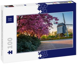 Lais Puzzle - Windmühle aus dem 17. Jahrhundert, genannt 'De Akkermolen' im holländischen Dorf Zundert, mit einem schönen blühenden Baum im Frühling - 100 Teile