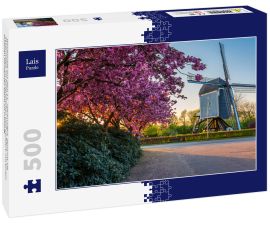 Lais Puzzle - Windmühle aus dem 17. Jahrhundert, genannt 'De Akkermolen' im holländischen Dorf Zundert, mit einem schönen blühenden Baum im Frühling - 500 Teile