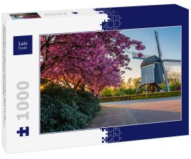 Lais Puzzle - Windmühle aus dem 17. Jahrhundert, genannt 'De Akkermolen' im holländischen Dorf Zundert, mit einem schönen blühenden Baum im Frühling - 1.000 Teile
