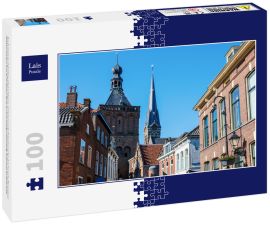 Lais Puzzle - Das Zentrum von Culemborg mit den Häusern am Varkensmarkt (Schweinemarkt), dem Turm des Binnenpoort (Stadttor) und dem Turm der St. Barbara Kirche an einem sonnigen Nachmittag. Gelderland, Die Niederlande - 100 Teile