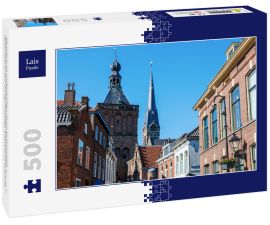 Lais Puzzle - Das Zentrum von Culemborg mit den Häusern am Varkensmarkt (Schweinemarkt), dem Turm des Binnenpoort (Stadttor) und dem Turm der St. Barbara Kirche an einem sonnigen Nachmittag. Gelderland, Die Niederlande - 500 Teile