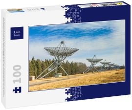 Lais Puzzle - Das Westerbork Synthesis Radio Telescope besteht aus 14 Parabolantennen mit einer Gesamtlänge von 2,7 km im Wald bei Westerbork in der niederländischen Provinz Drenthe - 100 Teile