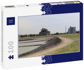Lais Puzzle - Das architektonische Rathaus von Terneuzen in Zeeland, Niederlande und davor ein Boulevard, Pier und das Westerschelde Meer im Frühling - 100 Teile