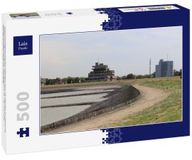 Lais Puzzle - Das architektonische Rathaus von Terneuzen in Zeeland, Niederlande und davor ein Boulevard, Pier und das Westerschelde Meer im Frühling - 500 Teile
