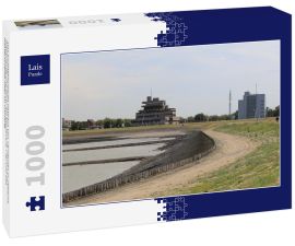 Lais Puzzle - Das architektonische Rathaus von Terneuzen in Zeeland, Niederlande und davor ein Boulevard, Pier und das Westerschelde Meer im Frühling - 1.000 Teile