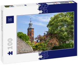 Lais Puzzle - Blick auf den Kirchturm der Sint Lambertuskerk in dem malerischen Städtchen Buren in der Betuwe - 100 Teile