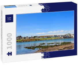 Lais Puzzle - Wasserfront der Isle of Whithorn. Der Blick über die Isle of Whithorn Bay auf das kleine Küstendorf Isle of Whithorn in Dumfries und Galloway, Südschottland - 1.000 Teile