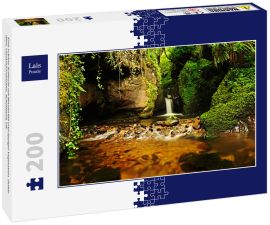 Lais Puzzle - Eine schöne Schlucht mit Wasserfall und üppiger Vegetation. Dollar Glen, Clackmannanshire, Schottland, UK - 200 Teile
