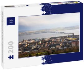 Lais Puzzle - Blick auf das Stadtzentrum von Dundee und die Eisenbahnbrücke über den Firth of Tay bei starken Regenfällen im Winter - 200 Teile