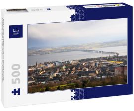 Lais Puzzle - Blick auf das Stadtzentrum von Dundee und die Eisenbahnbrücke über den Firth of Tay bei starken Regenfällen im Winter - 500 Teile