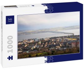 Lais Puzzle - Blick auf das Stadtzentrum von Dundee und die Eisenbahnbrücke über den Firth of Tay bei starken Regenfällen im Winter - 1.000 Teile