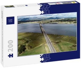 Lais Puzzle - Luftaufnahme des Verkehrs auf der Clackmannanshire-Brücke über den Fluss Forth - 200 Teile
