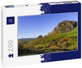 Lais Puzzle - Loudoun Hill und The Spirit of Scotland Monument. Der Hügel ist ein vulkanischer Pfropfen in der Nähe von Darvel, East Ayrshire, Schottland, Vereinigtes Königreich - 200 Teile