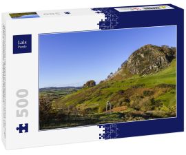 Lais Puzzle - Loudoun Hill und The Spirit of Scotland Monument. Der Hügel ist ein vulkanischer Pfropfen in der Nähe von Darvel, East Ayrshire, Schottland, Vereinigtes Königreich - 500 Teile