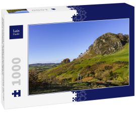 Lais Puzzle - Loudoun Hill und The Spirit of Scotland Monument. Der Hügel ist ein vulkanischer Pfropfen in der Nähe von Darvel, East Ayrshire, Schottland, Vereinigtes Königreich - 1.000 Teile