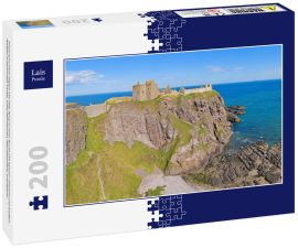 Lais Puzzle - Panorama einer Klippe mit alter Burg in einer Bucht mit blauem Himmel und weißen Wolken in Dunnottar Castle, nahe Stonehaven, Aberdeenshire, schottland - 200 Teile