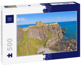Lais Puzzle - Panorama einer Klippe mit alter Burg in einer Bucht mit blauem Himmel und weißen Wolken in Dunnottar Castle, nahe Stonehaven, Aberdeenshire, schottland - 500 Teile